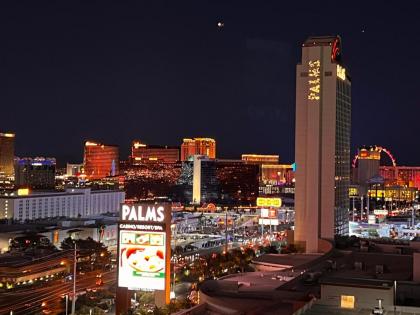Luxe Studio Balcony Strip View No Resort Fee - image 25