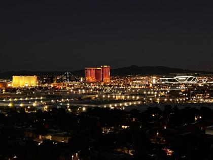 Luxe Studio Balcony Strip View No Resort Fee - image 26