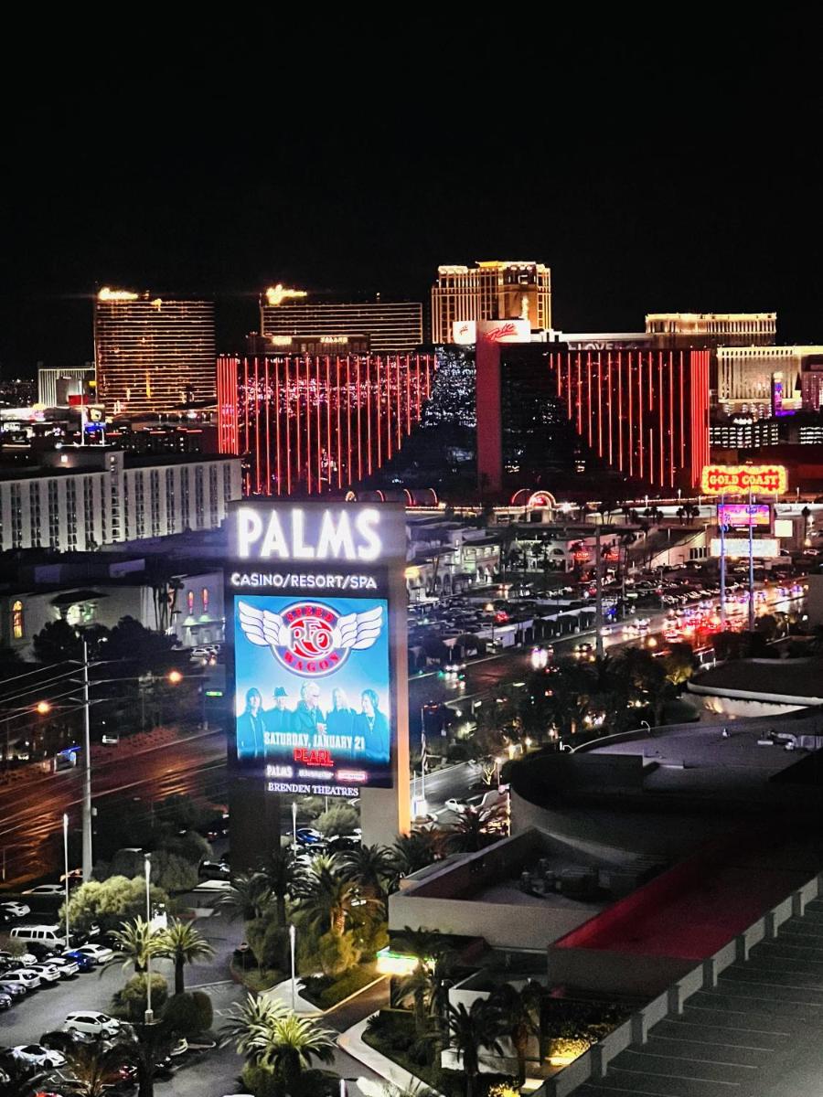 Luxe Studio Balcony Strip View No Resort Fee - image 3