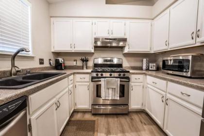 Townhome in Las Vegas - image 12