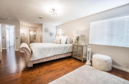 Townhome in Las Vegas - image 13