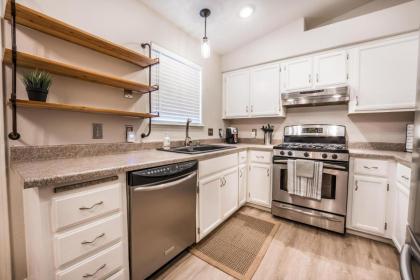 Townhome in Las Vegas - image 9