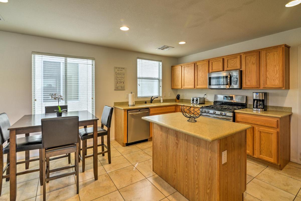 Charming Las Vegas Home by Golf Courses and Casinos! - image 7