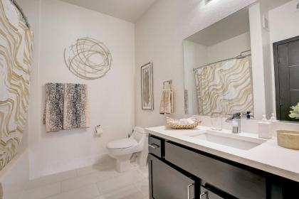 Luxury Apartment Oasis Extended Stays - image 17