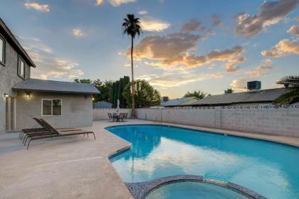 Vegas Hideaway~Pool Bar Many beds~NEAR STRIP