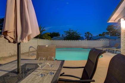 Vegas Hideaway~Pool Bar Many beds~NEAR STRIP - image 10