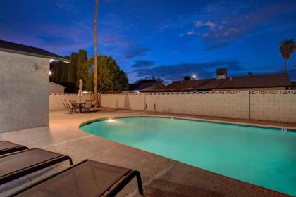 Vegas Hideaway~Pool Bar Many beds~NEAR STRIP - image 19