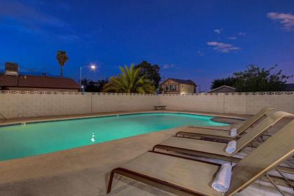 Vegas Hideaway~Pool Bar Many beds~NEAR STRIP - image 4