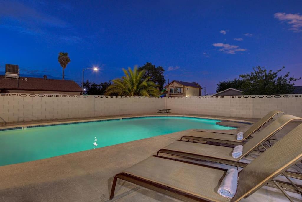 Vegas Hideaway~Pool Bar Many beds~NEAR STRIP - image 4