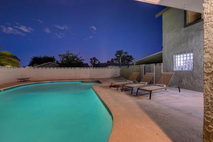 Vegas Hideaway~Pool Bar Many beds~NEAR STRIP - image 5