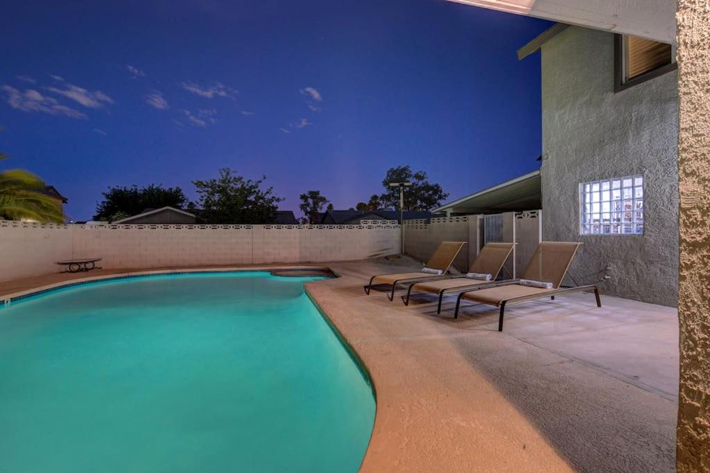 Vegas Hideaway~Pool Bar Many beds~NEAR STRIP - image 5