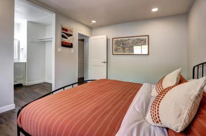 Luxury 3-bed home near the Strip w/ a poker table - image 10