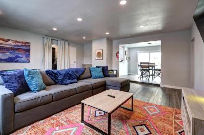 Luxury 3-bed home near the Strip w/ a poker table - image 11