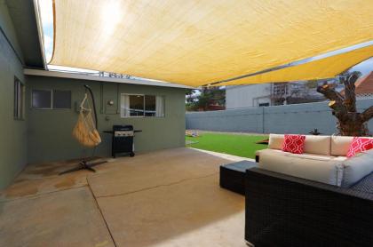 Luxury 3-bed home near the Strip w/ a poker table - image 12