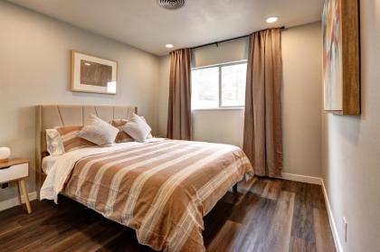 Luxury 3-bed home near the Strip w/ a poker table - image 15