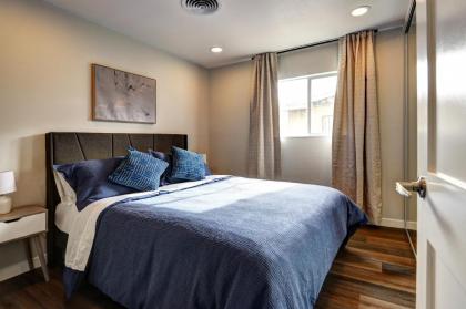 Luxury 3-bed home near the Strip w/ a poker table - image 16