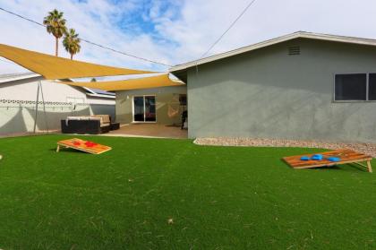 Luxury 3-bed home near the Strip w/ a poker table - image 17
