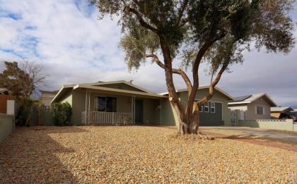 Luxury 3-bed home near the Strip w/ a poker table - image 18