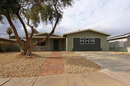 Luxury 3-bed home near the Strip w/ a poker table - image 19