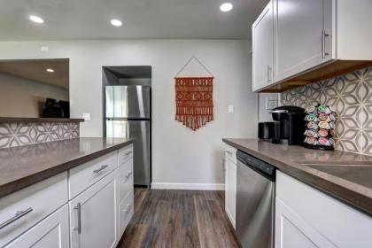 Luxury 3-bed home near the Strip w/ a poker table - image 2