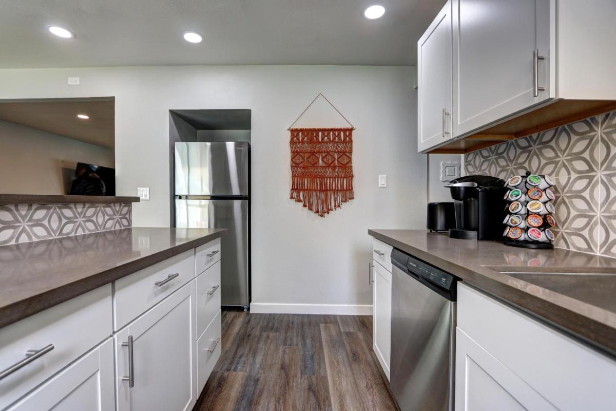 Luxury 3-bed home near the Strip w/ a poker table - image 2