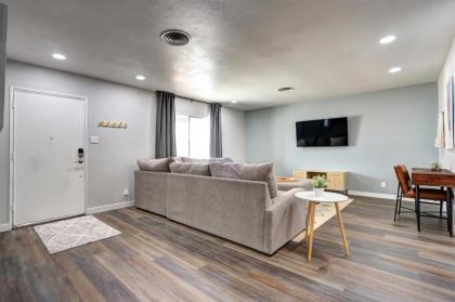 Luxury 3-bed home near the Strip w/ a poker table - image 21