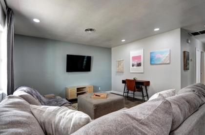 Luxury 3-bed home near the Strip w/ a poker table - image 22