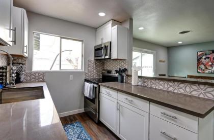 Luxury 3-bed home near the Strip w/ a poker table - image 23