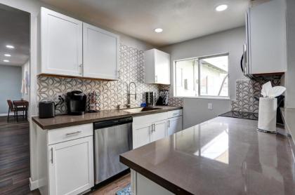 Luxury 3-bed home near the Strip w/ a poker table - image 24