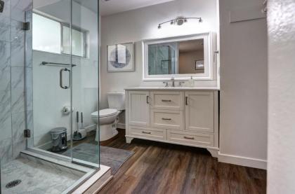 Luxury 3-bed home near the Strip w/ a poker table - image 4