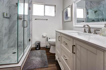 Luxury 3-bed home near the Strip w/ a poker table - image 5