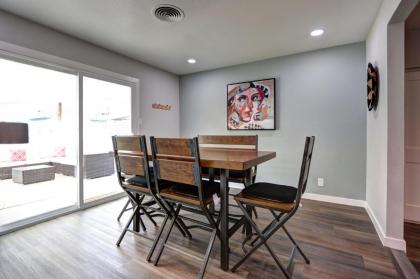 Luxury 3-bed home near the Strip w/ a poker table - image 7