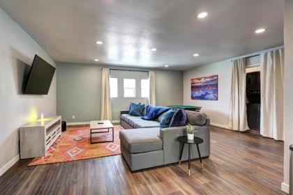 Luxury 3-bed home near the Strip w/ a poker table - image 9