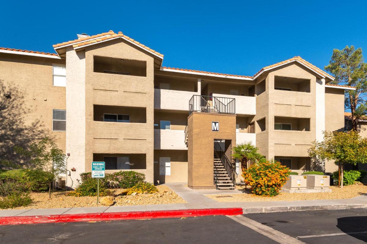 Stylish Cozy 2BR2BA Condo near Rio Vegas Luxury - image 3