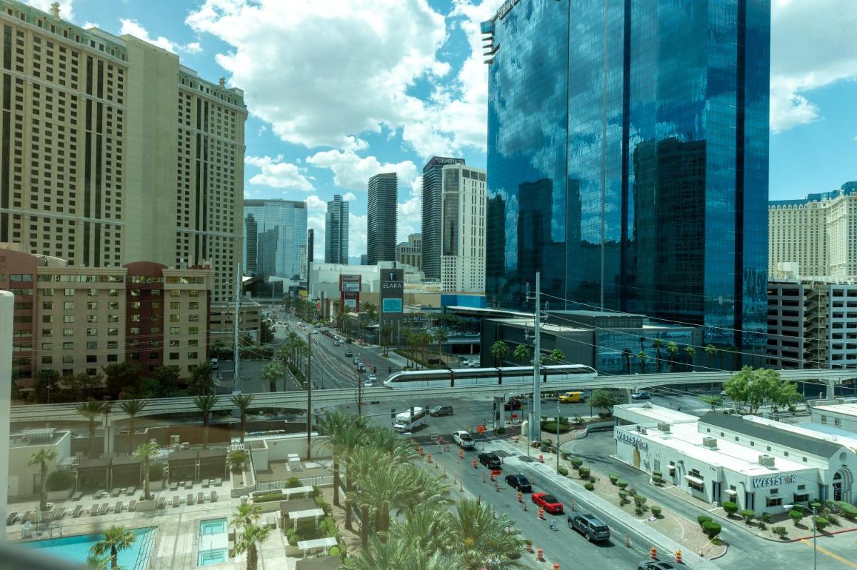 Tower 3 Corner unit with Spectacular Formula 1 Race Views! - main image