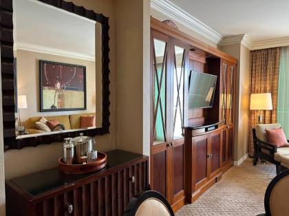Tower 3 Corner unit with Spectacular Formula 1 Race Views! - image 10