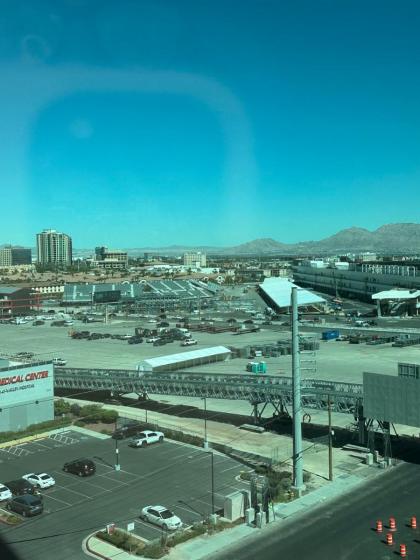 Tower 3 Corner unit with Spectacular Formula 1 Race Views! - image 28