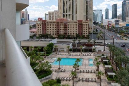 Tower 3 Corner unit with Spectacular Formula 1 Race Views! - image 7