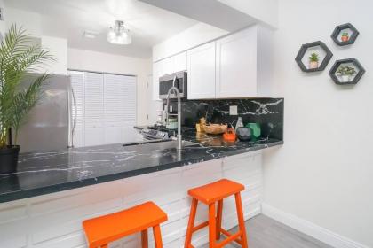 Stylish 3 bedroom home near the Las Vegas Strip - image 12