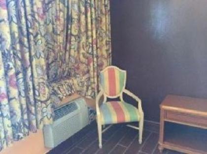 Crown Motel - image 10