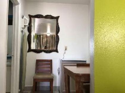 Crown Motel - image 14