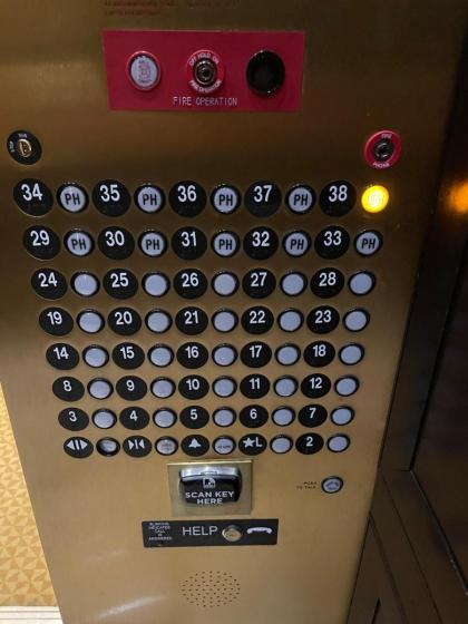 SIGNATURE MGM TOP 38th FLOOR PENTHOUSE BEST DELUXE BALONY STRIP VIEW SUITE NO RESORT FEE FREE VALET SHORTEST WALK 2 MGM - image 2