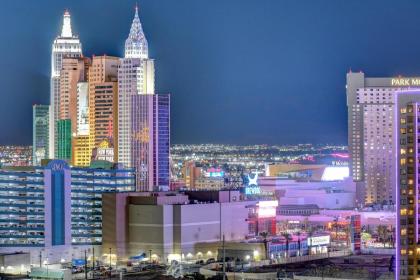 Lucky Gem Luxury Suite MGM Signature Balcony Strip View 1607 - image 5