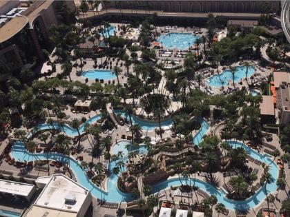 Lucky Gem Luxury Suite MGM Signature Balcony Strip View 1607 - image 6