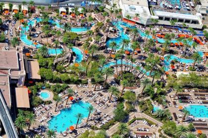 Lucky Gem Luxury Suite MGM Signature Strip View 509 - image 12
