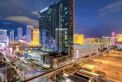 Lucky Gem Luxury Suite MGM Signature Strip View 509 - image 13
