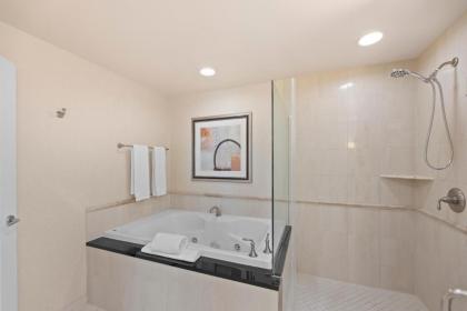 Lucky Gem Luxury Suite MGM Signature Strip View 509 - image 3