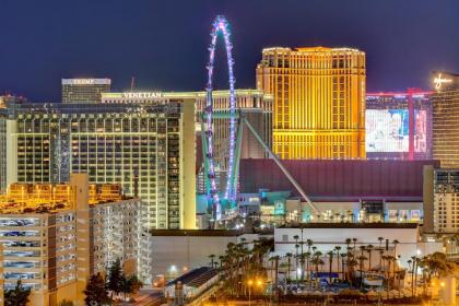 Lucky Gem Luxury Suite MGM Signature Strip View 509 - image 9
