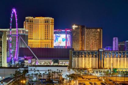 Lucky Gem Penthouse Suite MGM Signature Balcony Strip View 3505 - image 13
