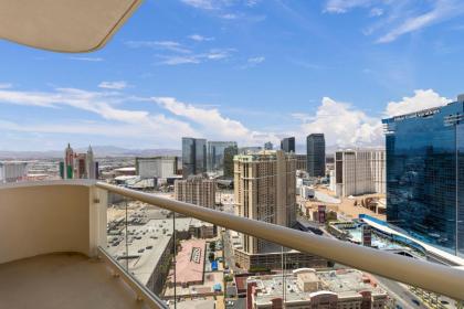 Lucky Gem Penthouse Suite MGM Signature Balcony Strip View 3505 - image 17